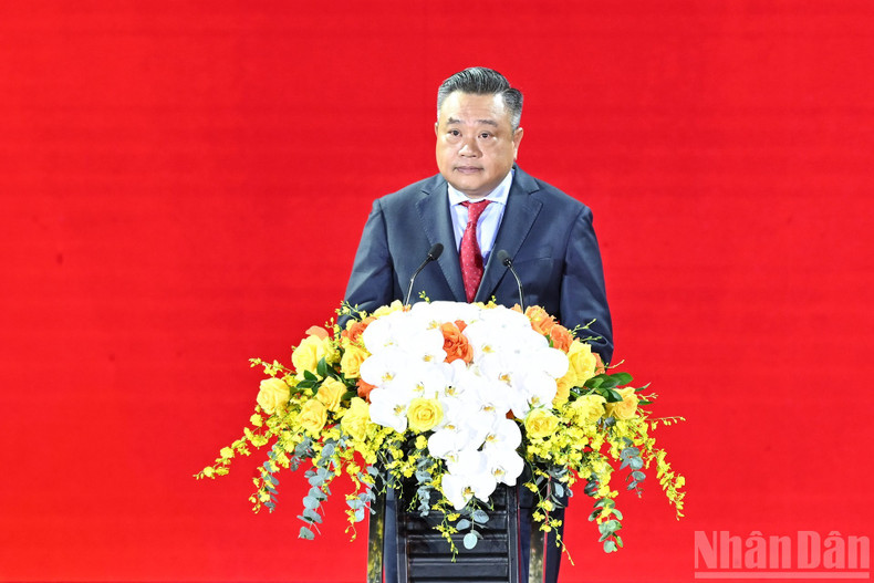 Speaking at the opening ceremony, Chairman of the Ha Noi People&apos;s Committee Tran Sy Thanh affirmed that the art programme not only honoured the glorious history, patriotism, and revolutionary spirit, but also sent a strong message about the will of self-reliance, the desire for development, and the determination to continue the heroic tradition.