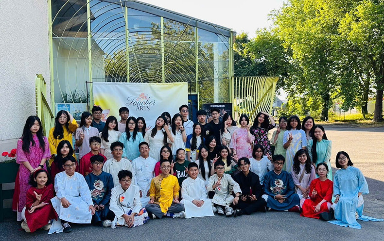 Members of the Toucher Arts project pose for a group photo at the event 7.jpg