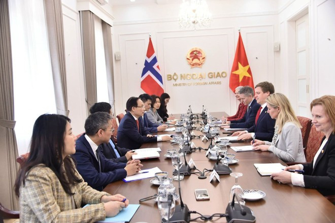 An overview of the meeting between Minister of Foreign Affairs Le Hoai Trung (fourth, left) and Norwegian Minister of International Development Åsmund Aukrust (third, right). (Photo: baoquocte.vn)