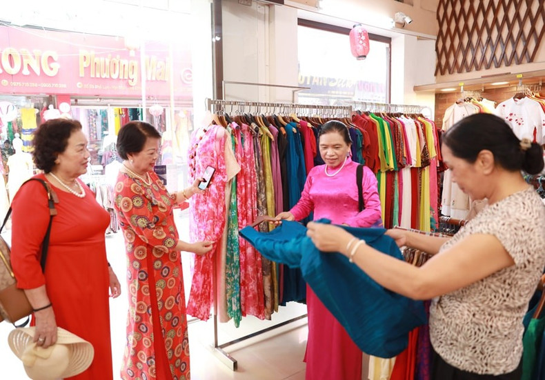 Visitors shopping at Van Phuc Silk Village, Ha Dong Ward, Ha Noi. (Photo: Quang Thai) ghe-2.jpg