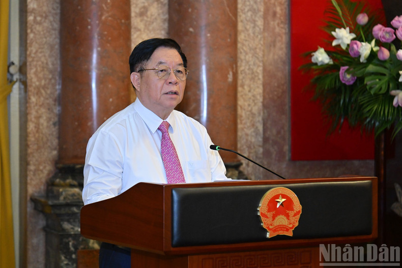 Head of the PCC Commission for Communication, Education and Mass Mobilisation Nguyen Trong Nghia addresses at the meeting.