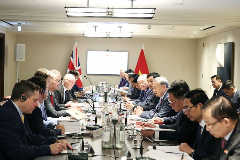 The roundtable held in London on October 28 between Party General Secretary To Lam and leading strategists on AI and technology in the UK and the world. (Photo: VNA) to-lam-roundtable-vna.jpg