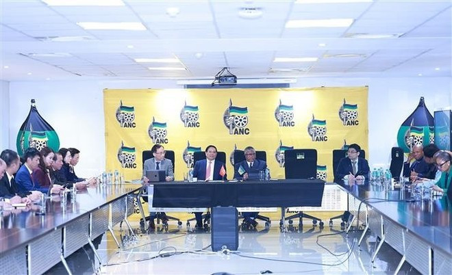 At the meeting between Prime Minister Pham Minh Chin and ANC Secretary General Fikile Mbalula in Johannesburg on the afternoon of November 21 (local time) (Photo: VNA)