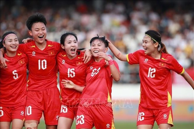 Vietnamese players celebrate Bich Thuy’s goal that extends the lead to 2–0. (Photo: VNA)