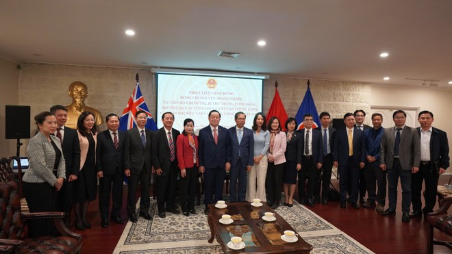 Nguyen Trong Nghia, Politburo member, Secretary of the Party Central Committee and Chairman of the Party Central Committee’s Commission for Information, Education, and Mass Mobilisation (eighth, left) poses for a group photo with the Vietnamese embassy's staff in Canberra. (Photo: VNA) Nguyen Trong Nghia, Politburo member, Secretary of the Party Central Committee and Chairman of the Party Central Committee’s Commission for Information, Education, and Mass Mobilisation (eighth, left) poses for a group photo with the Vietnamese embassy's staff in Canberra. (Photo: VNA)