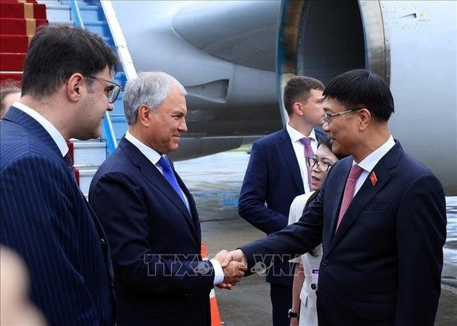 Vice Chairman of the National Assembly Vu Hong Thanh (R) welcomes Chairman of the State Duma of the Federal Assembly of the Russian Federation Vyacheslav Volodin at the Noi Bai International Airport. (Photo: VNA) Vice Chairman of the National Assembly Vu Hong Thanh (R) welcomes Chairman of the State Duma of the Federal Assembly of the Russian Federation Vyacheslav Volodin at the Noi Bai International Airport. (Photo: VNA)