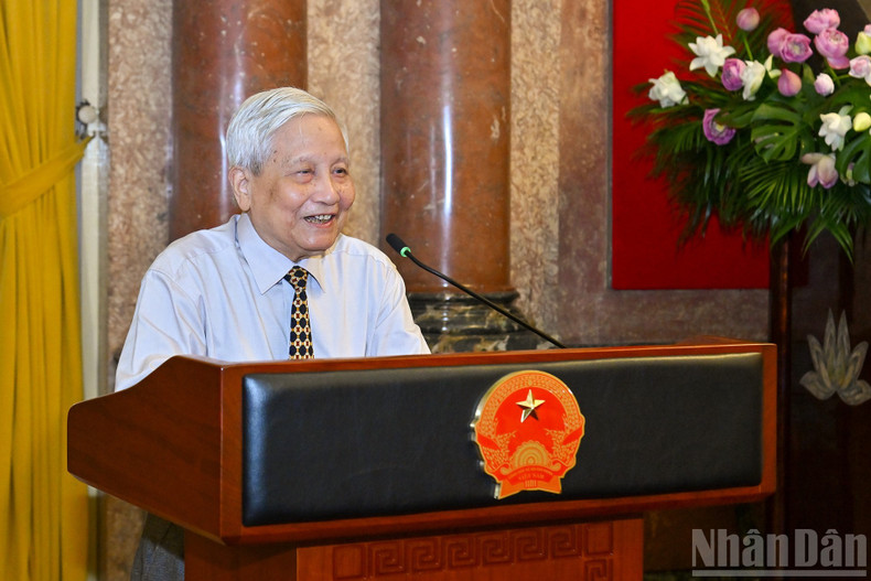 Veteran journalist Ha Dang speaks at the meeting.