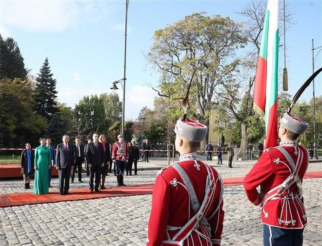 At the official welcome ceremony on the morning of October 23 in Sofia. (Photo: VNA) At the official welcome ceremony on the morning of October 23 in Sofia. (Photo: VNA)