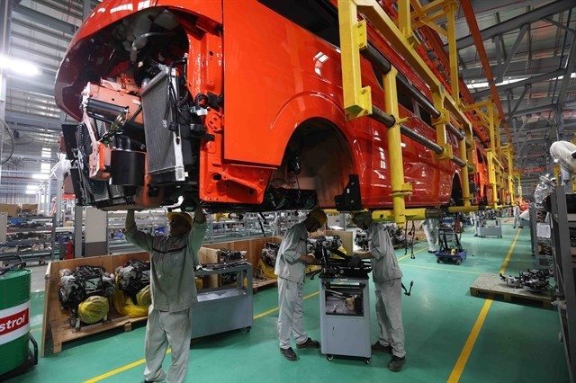 An auto assembly line at Kim Long Motor Hue in the Chan May - Lang Co Economic Zone in Hue City. (Photo: VNA) 422838-5161963613710674-auto-2.jpg