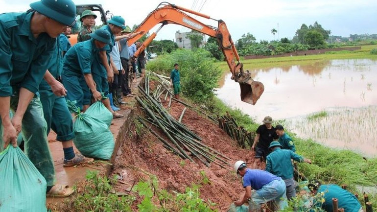 Functional forces in Bac Ninh Province join local residents in addressing the landslide on the left embankment of the Thuong River imagebac-ninh.jpg