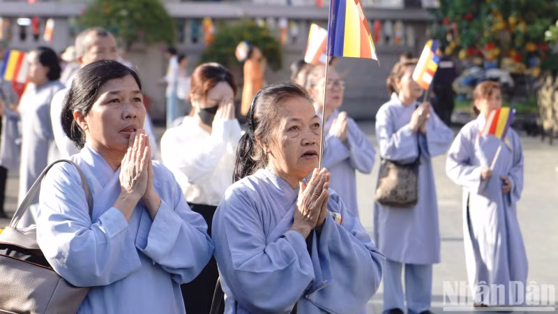 This year's Buddha's Birthday week was held with a series of activities such as the Buddha procession, flower car parade, and the enshrinement of the heart relic of Most Venerable Thich Quang Duc.