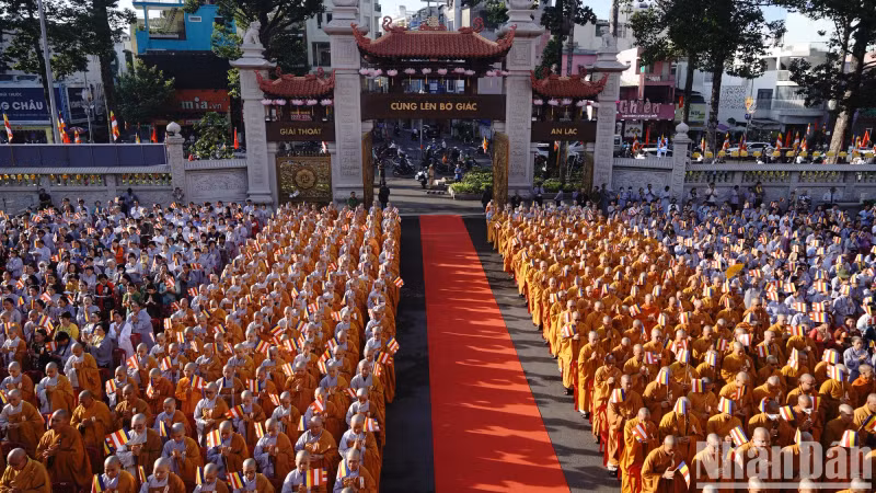 From early morning, thousands of monks, nuns, and Buddhists were present to express their respect to the Buddha.