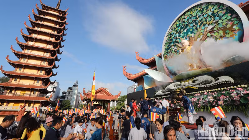 The main ceremony on the morning of the 15th day of the fourth lunar month was the most important ceremony in the Buddha's Birthday week, which started from the 8th day.