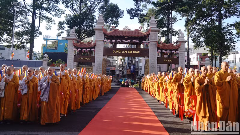At 6am, the main ceremony began in a respectful atmosphere.
