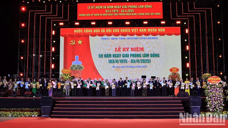 Outstanding individuals were presented the "For the Cause of Building and Developing Lam Dong Province" commemorative medals. (Photo: NDO) Outstanding individuals were presented the "For the Cause of Building and Developing Lam Dong Province" commemorative medals. (Photo: NDO)