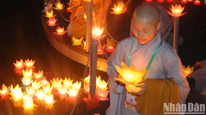 Each lantern in hand is a symbol of light that erases all sufferings, together building a beautiful life.