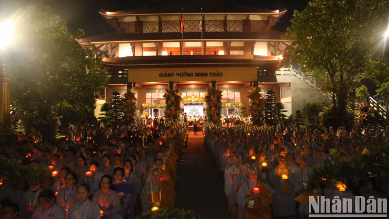 At the Minh Chau Lecture Hall, monks, nuns and Buddhist followers lit the lotus lanterns they held in their hands.