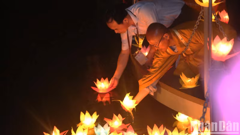 Nearly 12,000 participants with glowing lanterns took part in the floating lantern ritual at Lang Le Cultural Park.