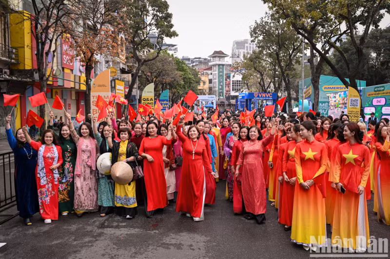 The event attracted more than 1,000 women, including: leaders and officials of the Vietnam Women's Union, officials and members of the Hanoi Women's Union, guests, and officials and students from the Vietnam Women's Academy. The event attracted more than 1,000 women, including: leaders and officials of the Vietnam Women's Union, officials and members of the Hanoi Women's Union, guests, and officials and students from the Vietnam Women's Academy.