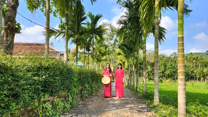 Tourists visit Loc Yen Ancient Village in Tien Phuoc District, Quang Nam Province. (Photo: nhandan.vn)