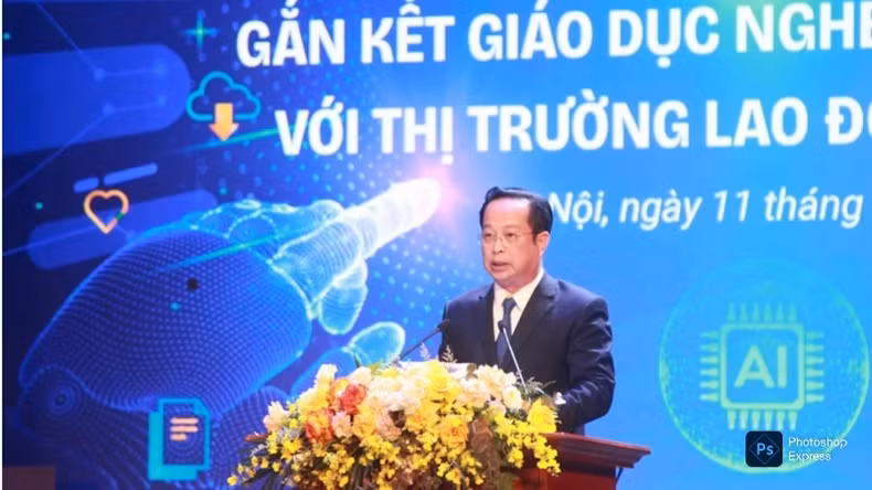 Director of Hanoi Department of Education and Training Tran The Cuong speaking at the event.