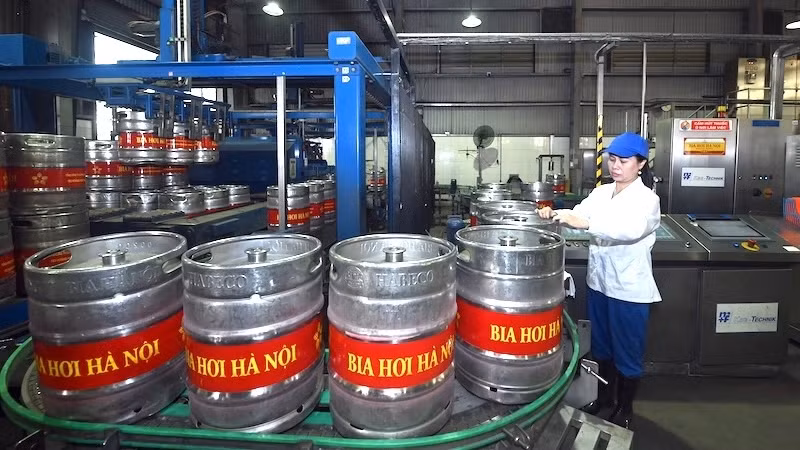Production line at the Hanoi Beer-Alcohol-Beverage Joint Stock Corporation. (Photo: nhandan.vn)