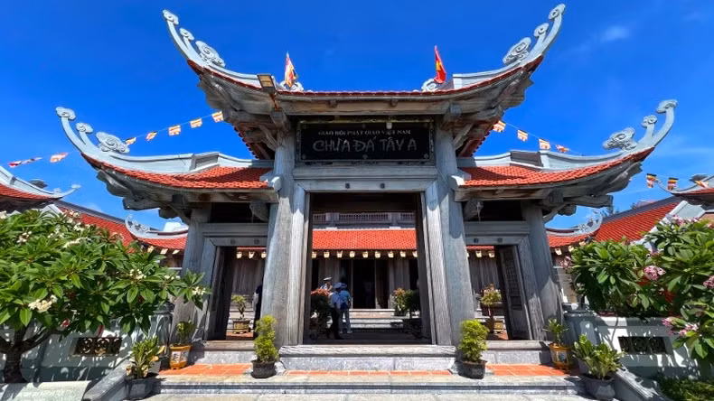 The majestic and intimate gate of Da Tay A Pagoda