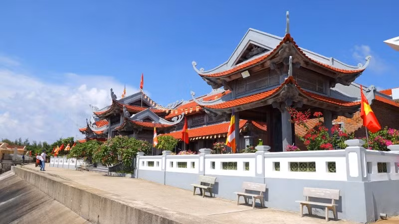 Da Tay A Pagoda by the sea