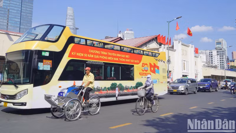The streets of Ho Chi Minh City are resplendent with flags and flowers towards the grand celebration on April 30. The streets of Ho Chi Minh City are resplendent with flags and flowers towards the grand celebration on April 30.
