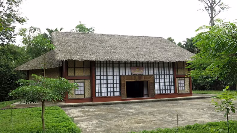 The hall where the 2nd National Party Congress took place is in the Kim Binh Special National Historical Relic Site in Kim Binh Commune, Chiem Hoa District, Tuyen Quang Province.