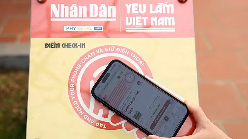 To check-in, visitors place their smartphone with an internet connection close to the NFC chip panel.