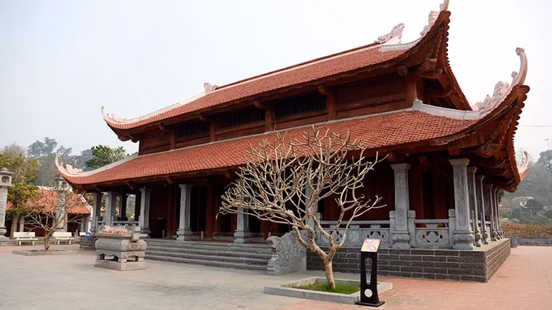 The interactive chip panel was installed at the memorial site of revolutionary predecessors in Tan Trao Special National Historical Relic Site.