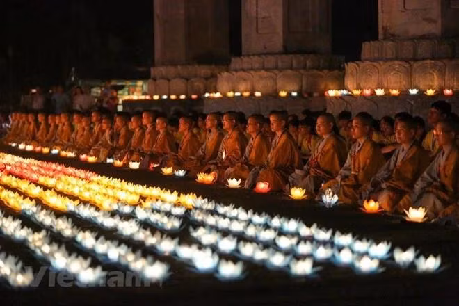 A lantern festival to pray for world peace at Tam Chuc Pagoda, the northern province of Ha Nam, part of Vesak 2019. (Photo: VNA)
