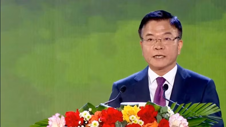Deputy Prime Minister Le Thanh Long speaks at the ceremony.