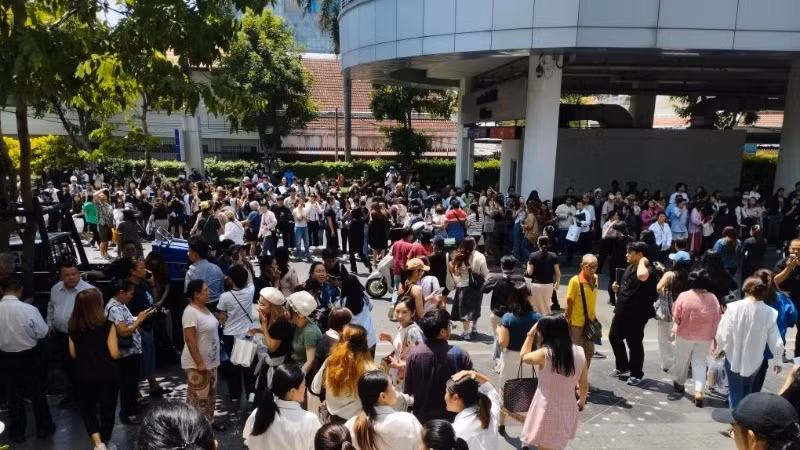 People run out the street after the earthquake in Bangkok, Thailand (Photo: Xinhua)