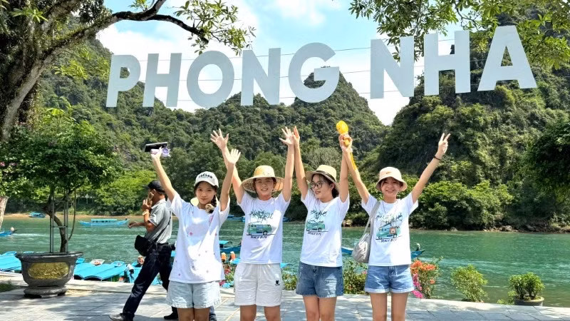 Tourists visiting Phong Nha Cave.(Photo: nhandan.vn)