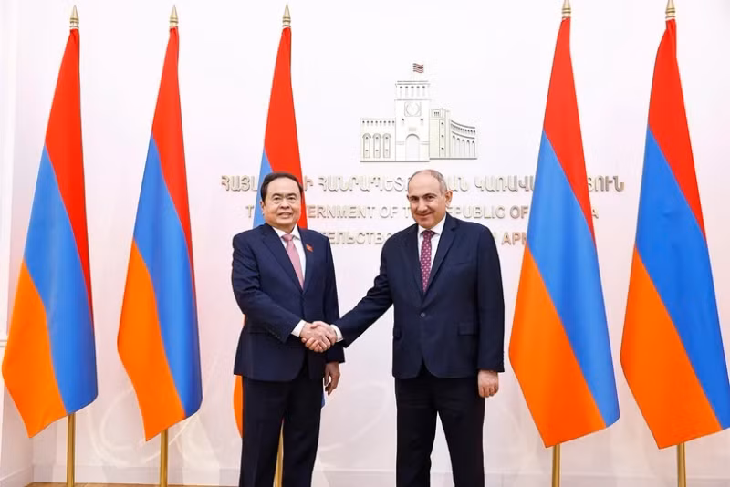 NA Chairman Tran Thanh Man (L) meets with Armenian Prime Minister Nikol Pashinyan on April 4. (Photo: VNA)