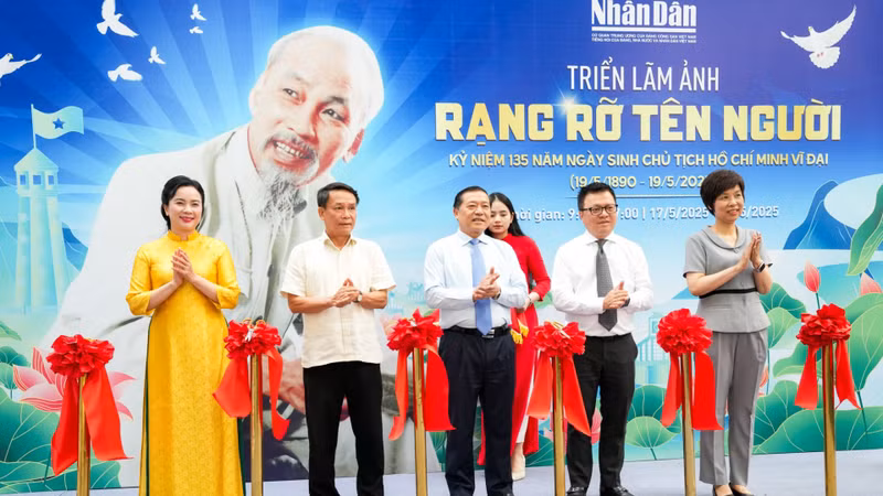 Delegates cut the ribbon to open the exhibition.