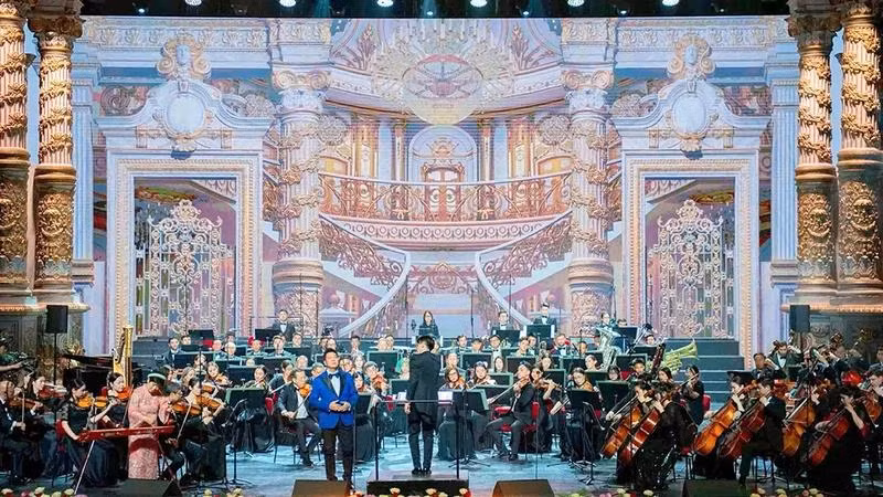 People’s Artist Quoc Hung performed the piece Viet Nam Que Huong Toi (Viet Nam, My Homeland) by composer Do Nhuan, arranged for symphony orchestra. (Photo: Organising Committee)
