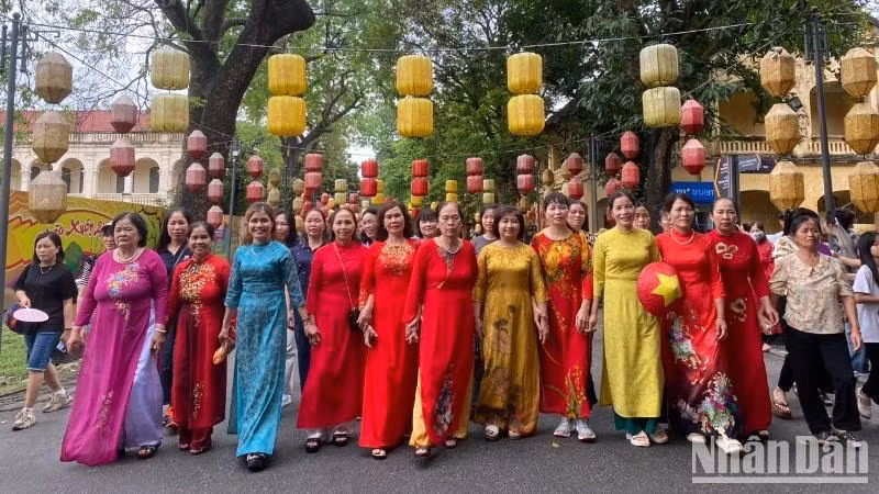 Visitors tour the Thang Long Imperial Citadel relic site.