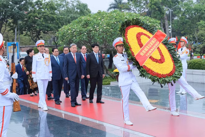 The leaders pay tribute to fallen soldiers at the monument dedicated war heroes and martyrs on Bac Son street. (Photo: VNA)