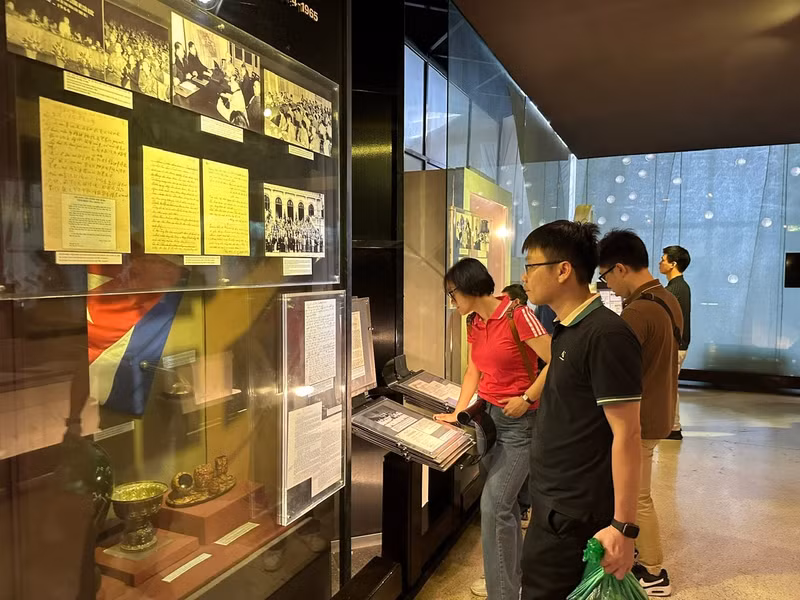 Tourists visit the Ho Chi Minh Museum. (Photo: hanoimoi.vn)