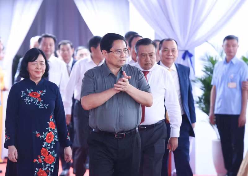 Prime Minister Pham Minh Chinh and delegates attend the groundbreaking ceremony.