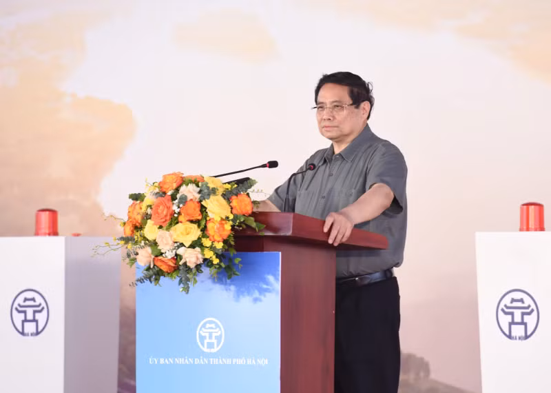 Prime Minister Pham Minh Chinh delivers a speech at the groundbreaking ceremony.