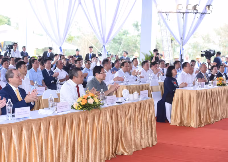 Prime Minister Pham Minh Chinh and delegates at the groundbreaking ceremony.