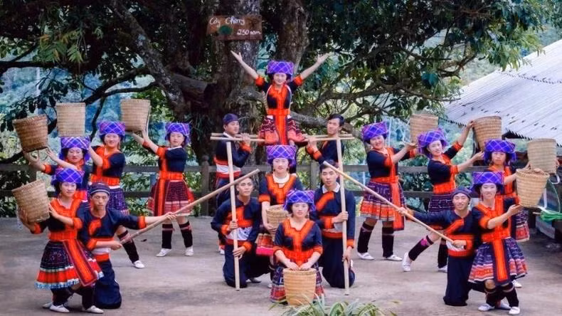 The “multi-talented farmers” of Sin Suoi Ho perform H’Mong folk songs and dances. (Photo: nhandan.vn)