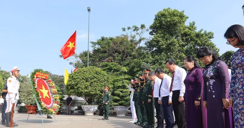 HCM City leaders pay their tributes at the Ho Chi Minh City Cemetery in Lac Canh, Thu Duc city, on April 29. (Photo: VNA)