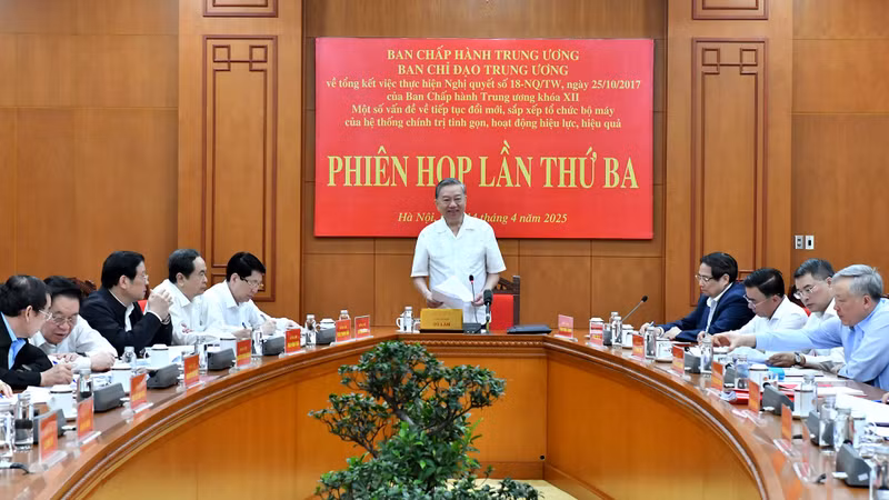 Party General Secretary To Lam speaks at the third meeting of the Central Steering Committee for summarising the implementation of Resolution No. 18-NQ/TW of the 12th Party Central Committee.