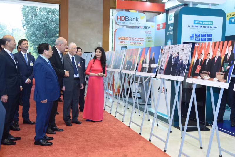 Prime Minister Pham Minh Chinh and Hungarian President Sulyok Tamas visit a photo exhibition on the cooperation between the two countries.
