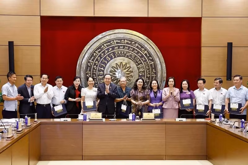 NA Chairman Tran Thanh Man meets with former and incumbent deputies from the Mekong Delta province of Hau Giang on May 29. (Photo: VNA)